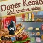 doner kebab: ensalada tomates cebollas